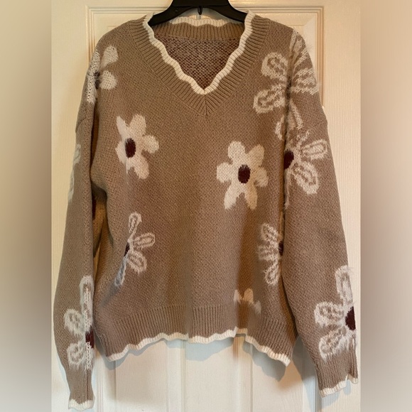 Fuzzy floral sweater - Picture 7 of 8